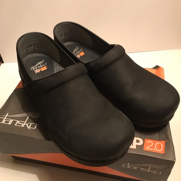 dansko men's wide shoes